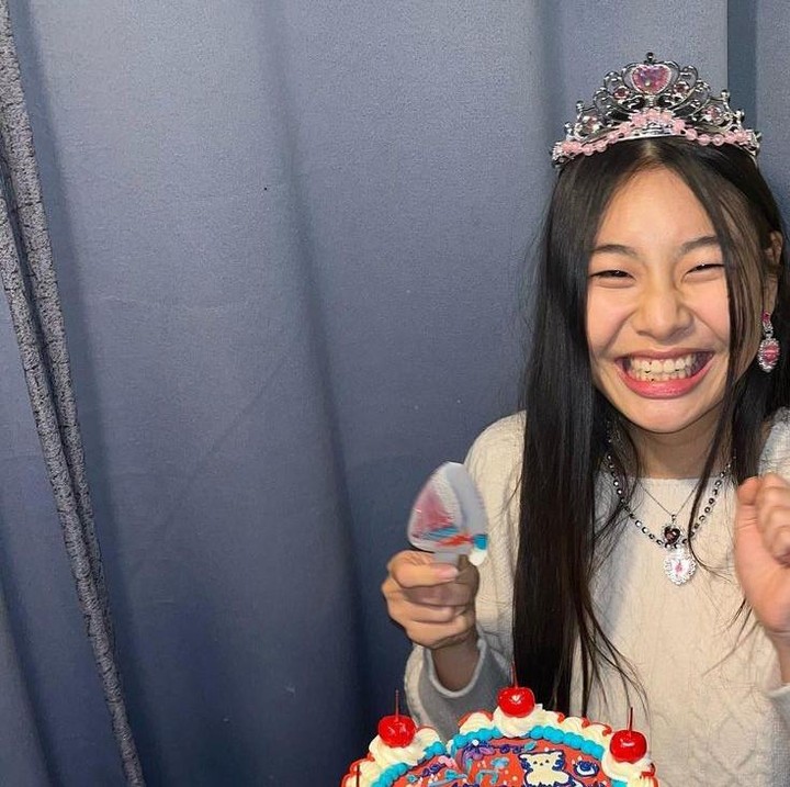 <p>Layaknya remaja di umur belasan tahun, Kim Soo Ahn juga termasuk aktif bermain media sosial. Melalui akun Instagram pribadinya, Soo Ahn kerap membagikan potret cantik dirinya dan segala kegiatan menarik yang dijalaninya.(Foto: Instagram @kimsuan_official)</p>