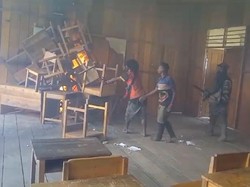 Momen Anggota KKB Bakar Gedung SD-SMP Okbab di Pegunungan Bintang Papua