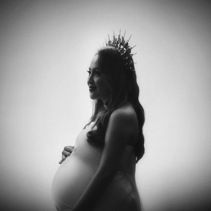 <p>Mpok Alpa memamerkan baby bump kehamilannya di maternity shoot ini, Bunda. Perlu diketahui ya, sebentar lagi usia kehamilan Mpok Alpa masuk trimester ketiga. (Foto: Instagram @nina_mpokalpa)</p>