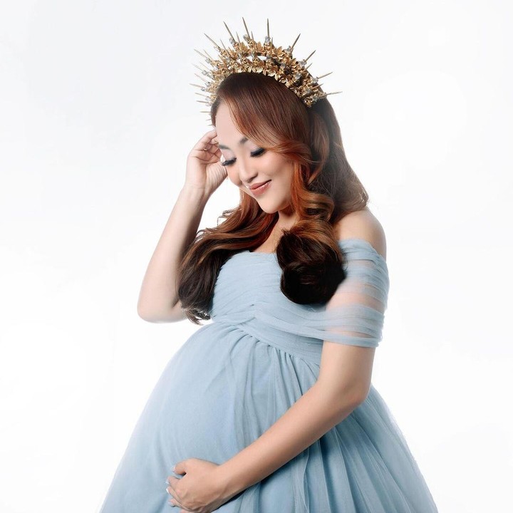 <p>Presenter dan komedian Mpok Alpa baru-baru ini memamerkan potret maternity shoot kehamilannya ke publik. Seperti diketahui, Mpok Alpa sedang menjalani kehamilan kembar, Bunda. (Foto: Instagram @nina_mpokalpa)</p>