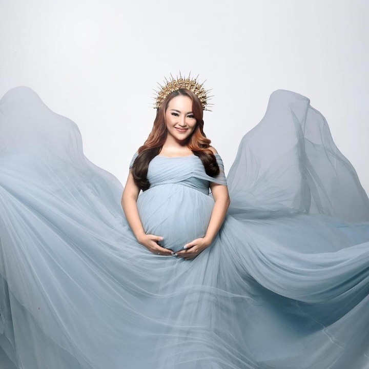 <p>Di maternity shoot ini, Mpok Alpa terlihat anggun mengenakan gaun berwarna biru muda. Penampilannya semakin cantik dengan hiasan mahkota di kepala. (Foto: Instagram @nina_mpokalpa)</p>