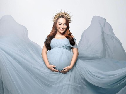 5 Potret Maternity Shoot Mpok Alpa, Dipuji Cantik bak Peri
