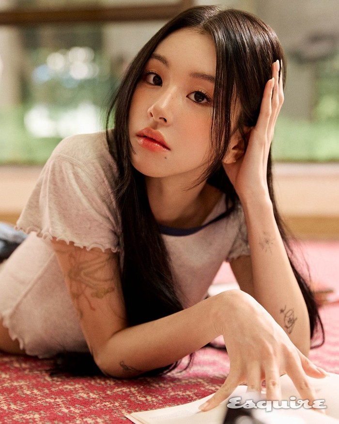 Nama photobook 'Once More' mewakili nama fandom TWICE, grup yang telah membuat nama Chaeyoung bersinar dan keinginan sang idol untuk selalu lebih dekat dengan para penggemarnya sekali lagi./ Foto: instagram.com/esquire.korea