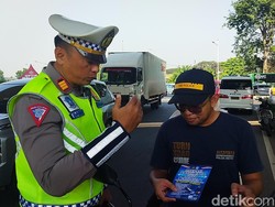 Pria Tak Pakai Helm Kena Lampu Merah, Ditindak Petugas Operasi Patuh Jaya