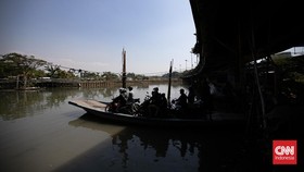 FOTO: Perahu Eretan Bertahan di Kali Cagak Jakarta Utara