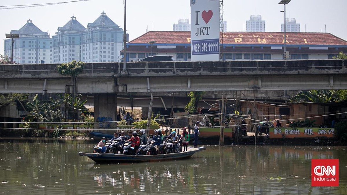 FOTO: Perahu Eretan Bertahan di Kali Cagak Jakarta Utara