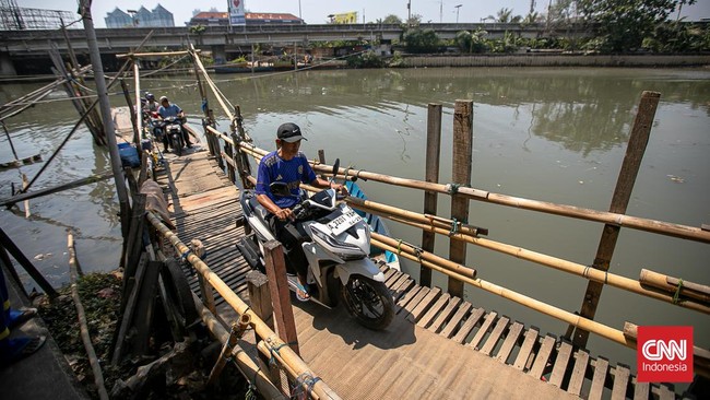 FOTO: Perahu Eretan Bertahan di Kali Cagak Jakarta Utara
