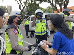Operasi Patuh, Polisi Hentikan 3 Pemotor Tak Pakai Helm di Jl Margonda