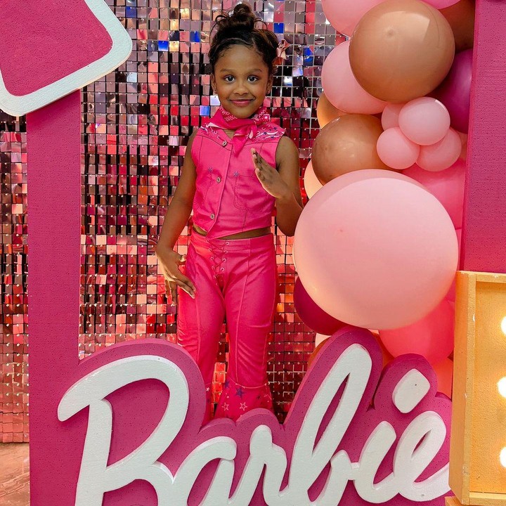 <p>"Bayi Barbie saya bersenang-senang. Aku sangat mencintaimu Akira, kamu adalah cahayaku dan duniaku. Terima kasih sayang Madre untuk segalanya, aku akan berusaha sebaik mungkin untuk menjadi Ibu terbaik untukmu. Kuharap kamu menikmati pesta ulang tahunmu yang sederhana namun menyenangkan. Terima kasih atas tamu yang datang," tulis Kimmy pada laman Instagram-nya. (Foto: Instagram: @kimmyjayanti0</p>