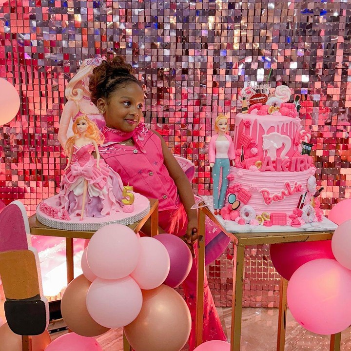 <p>Akira terlihat cantik mengenakan pakaian serba <em>pink</em> ala Barbie, Bunda. Dekorasinya backdrop blink-blik dan balon merah muda pun terlihat sangat cantik. (Foto: Instagram: @kimmyjayanti)</p>