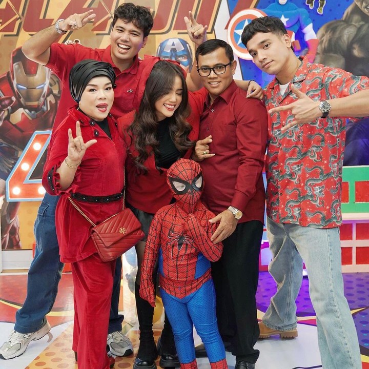 <p>Putra mendiang Vanessa Angel dan Febri Adriansyah, Gala Sky, baru saja berulang tahun yang keempat, Bunda. Perayaannya pun dibuat meriah dengan tema Spider-Man. (Foto: Instagram: @fuji_an)</p>
