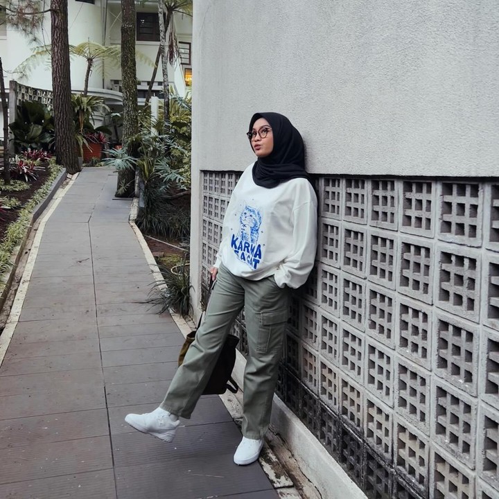 <p>Tak hanya bersuara emas, Salma Salsabil juga mencuri perhatian lewat gaya modisnya. Meski bergaya santai, Salma terlihat <em>fashionable</em> dengan padu padan <em>sweatshirt</em> dan celana <em>cargo.</em> (Foto: Instagram @salmasalsabil12)</p>