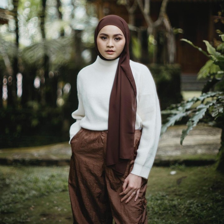 <p>Salma Salsabil tampil lebih feminin ketika mengenakan <em>turtleneck shirt</em> dan celana <em>trousers.</em> Ia memakai hijab pashmina warna cokelat yang elegan. (Foto: Instagram @salmasalsabil12)</p>