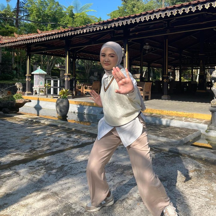 <p>Tampil bak siswi sekolah, Salma Salsabil memadukan <em>vest</em> warna krem dengan kemeja putih dan celana <em>trousers.</em> (Foto: Instagram @salmasalsabil12)</p>