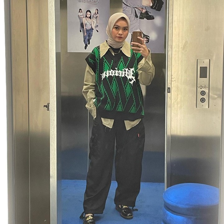 <p>Masih mengenakan <em>vest,</em> kali ini Salma terlihat kece dengan tampilan yang lebih <em>grunge. Vest</em> bermotif geometris itu ia padukan dengan<em> baggy jeans</em> hitam. (Foto: Instagram @salmasalsabil12)</p>