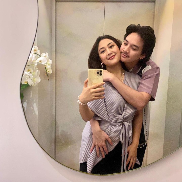 <p>Tidak hanya potret dirinya, Sherina juga sering mengunggah momen dengan orang-orang tersayang. Ia juga kerap membagikan potret bersama sang suami, Baskara Mahendra. (Foto: Instagram: @sherinamunaf)</p>