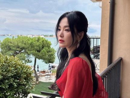 7 Inspirasi Gaun Pesta Elegan ala Song Hye Kyo, Mewah dan Anggun