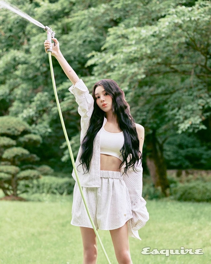Tak hanya mengambil potret di dalam ruangan, Chaeyoung juga mengambil foto konsep photobook di luar ruangan dengan berlatarkan pemandangan pepohonan dan rerumputan hijau yang memberikan nuansa kental akan musim panas./ Foto: instagram.com/esquire.korea