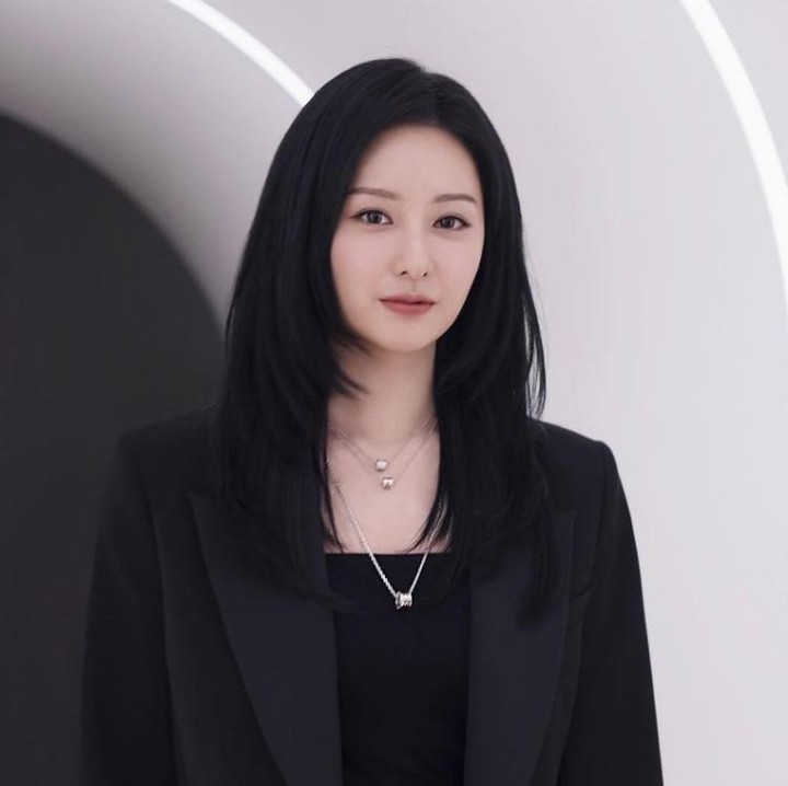 <p>Tak kalah elegan, tampilan rambut Kim Ji Won pada salah satu event brand ternama dengan potongan rambut side layer satu ini juga membuatnya tampak classy, Bunda. Gaya rambut ini cukup mudah untuk dijadikan inspirasi. (Foto: Instagram @geewonii)</p>