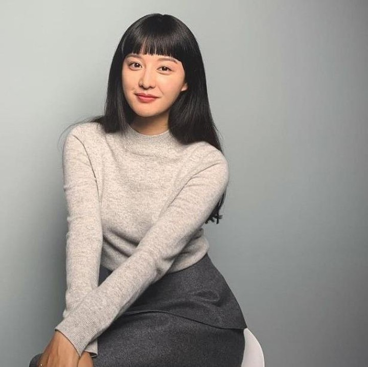 <p>Terakhir, gaya rambut Kim Ji Won dengan rambut lurus beserta poni tebal yang <em>full volume</em> ini memperlihatkan kecantikan yang memesona bagi setiap mata. Kim Ji Won tampak menarik dengan kombinasi <em>aura chic</em> dan manisnya. (Foto: Instagram @geewonii)</p>