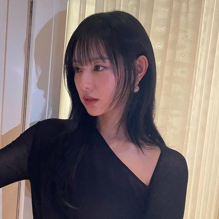 <p>Terlihat begitu menawan, tampilan Kim Ji Won dengan gaya rambut chic terbarunya sukses menarik perhatian di event Taipei beberapa bulan lalu. Aktris ini hadir dengan potongan wolf cut terurai dan helai poni cantiknya. (Foto: Instagram @geewonii)</p>