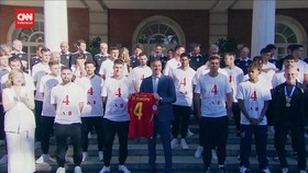 VIDEO: PM Pedro Sanchez Sambut Timnas Spanyol di Istana Moncloa