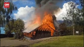 VIDEO: Momen KKB Bakar Gedung Sekolah SD di Pegunungan Bintang Papua