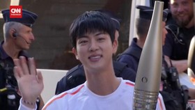 VIDEO: Jin BTS Ikut Bawa Obor Olimpiade Paris 2024