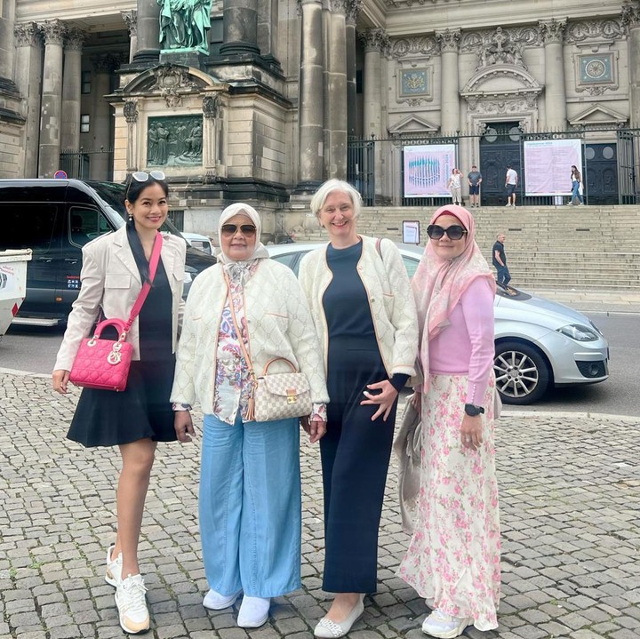 <p>Ibunda Christian, Brigitte Podborny merupakan perempuan bule asal Jerman. Penampilannya dengan rambut putih dan busana modis sangat mencuri perhatian. (Foto: Instagram @titi_kamall)</p>