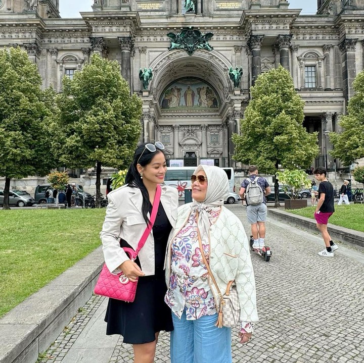 <p>Sementara itu, ibunda Titi Kamal adalah Elly Rosniati atau yang juga dikenal sebagai Elly Kamal. Dalam unggahannya, Titi mengungkapkan kebahagiaan saat mempertemukan ibunda dengan sang mertua. (Foto: Instagram @titi_kamall)</p>