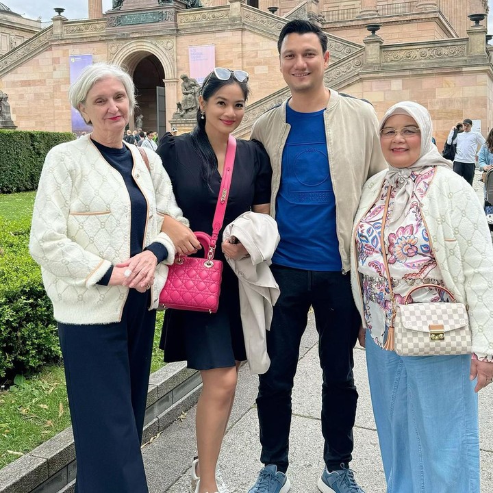<p>Liburan itu menjadi momen pertemuan ibunda Titi Kamal, Elly Rosniati dan ibunda Christian Sugiono, Brigitte Podborny. (Foto: Instagram @titi_kamall)</p>