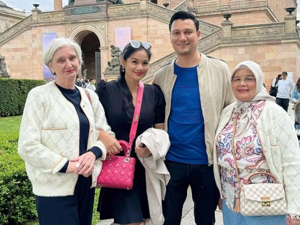 5 Potret Titi Kamal Berkumpul Bersama Ibunda dan Mertua di Jerman