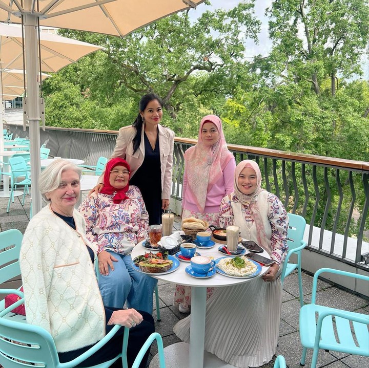 <p>"<em>Finally</em> mama ketemu mama mertua di Berlin," tulis Titi Kamal dalam unggahan fotonya. (Foto: Instagram @titi_kamall)</p>