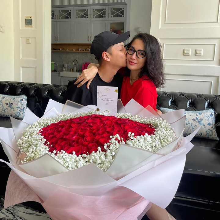 <p>Memasuki tahun ke-12 pernikahan, Ussy Sulistiawaty dan Andhika Pratama kerap melakukan hal romantis. Mereka juga sering mengungkapkan rasa cinta dengan saling memberikan hadiah. (Foto: Instagram @ussypratama)</p>