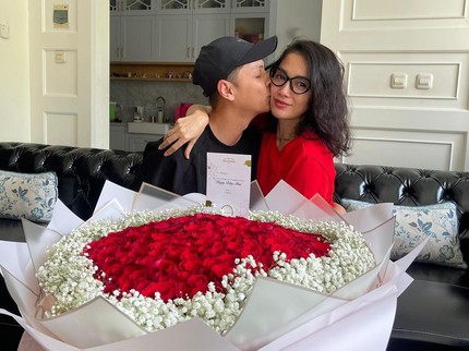 Terpopuler: Potret Romantis Ussy Sulistiawaty & Andhika Pratama