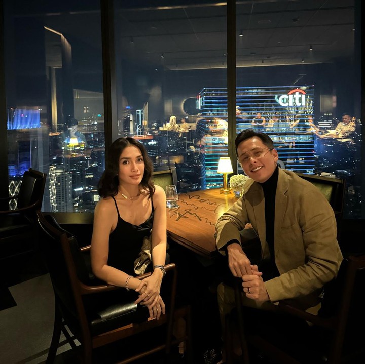<p>Ussy Sulistiawaty mendapatkan kejutan romantis pada hari ulang tahunnya. Sang suami, Andhika Pratama mengajaknya menikmati makan malam romantis. (Foto: Instagram @ussypratama)</p>