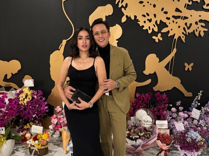 7 Potret Ussy Sulistyawati & Andhika Pratama, Tetap Romantis di 12 Th Pernikahan