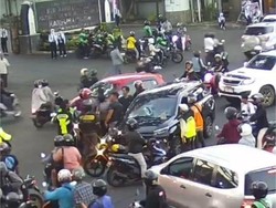 Viral Avanza Lawan Arus Tabrak Calya di Simpang Balapan Kota Malang