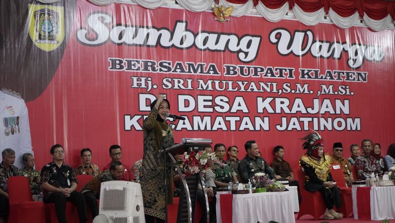 Bupati Klaten Sri Mulyani melakukan peninjauan di lapak UMKM Desa Krajan dan Kecamatan Jatinom sebagai bagian kegiatan Sambang Warga
