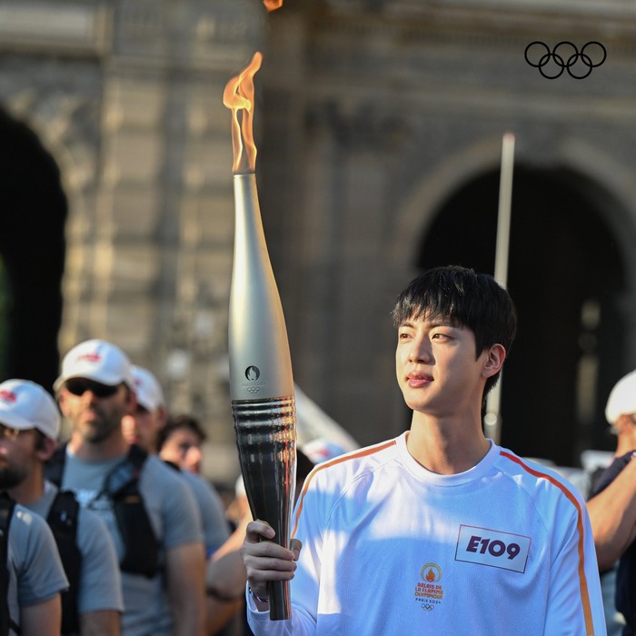 Anggota tertua BTS yang baru saja didapuk menjadi Global Brand Ambassador pertama Maison FRED ini terlihat memakai gelang Force 10 #GoBeyond merek perhiasan mewah asal Prancis tersebut yang berkolaborasi dengan Special Olympics. / Foto: x.com/Olympic