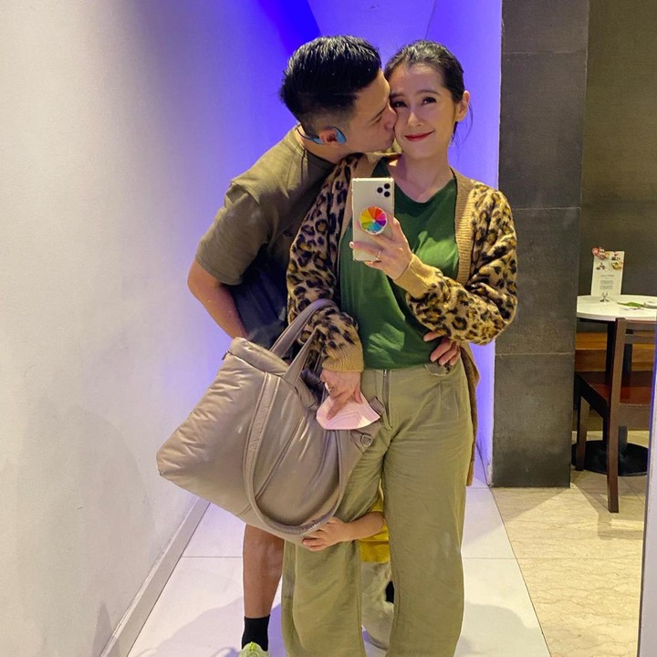 <p>Ardina mengungkapkan rasa syukurnya bahwa ia bisa jatuh cinta dan berjodoh dengan sang sahabat. <em>"Lucky i’m in love with my best friend," </em>ucapnya. (Foto: Instagram @ardinarasti6)</p>