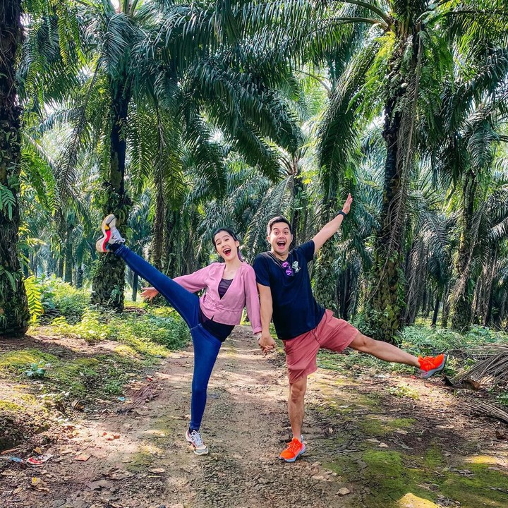 <p>Dalam salah satu unggahan, Ardina bercerita bahwa ia dan sang suami tak menduga bahwa mereka akan berjodoh. "Awalnya jadi teman kondangan, makanya foto berdua masih kaku, foto juga gak berani dekat-dekat. Eh ternyata dari teman kondangan berubah jadi teman satu pelaminan," tulisnya. (Foto: Instagram @ardinarasti6)</p>