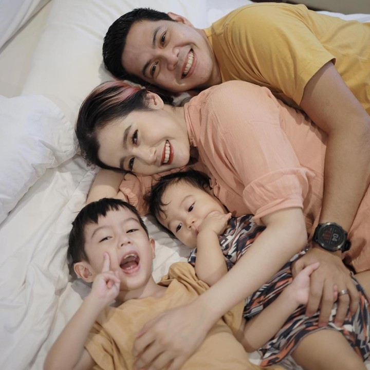 <p>Dari pernikahan ini, Ardina Rasti dan Arie Dwi Andika sudah dikaruniai dua anak bernama Anara Langit dan Awan Biru Araya. (Foto: Instagram @ardinarasti6)</p>