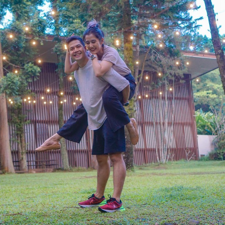 <p>Kerap terlihat mesra dan romantis, Ardina dan Arie pernah menjadi sahabat dekat sebelum menikah, lho. (Foto: Instagram @ardinarasti6)</p>