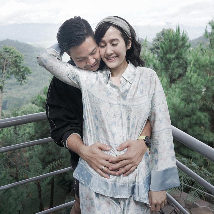 <p>Meskipun sudah enam tahun menikah, Ardina Rasti dan sang suami selalu terlihat mesra dan romantis. Kedekatan keduanya bahkan sering disebut-sebuut bak hubungan persahabatan, lho. (Foto: Instagram @ardinarasti6)</p>