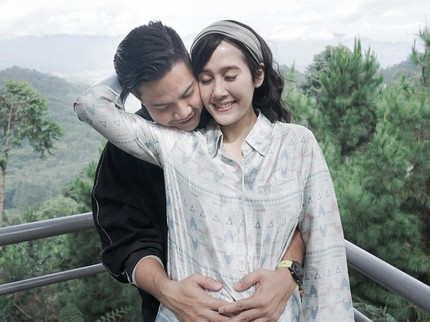 7 Potret Romantis Ardina Rasti dan Arie Dwi Andhika, Menikah Rasa Sahabat