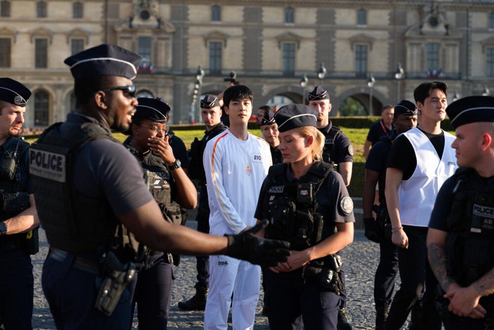 ARMY, sebutan fans setia BTS, memadati area sekitar Museum Louvre untuk menyaksikan idolanya mengukir sejarah baru secara langsung, bahkan ada penggemar yang rela menunggu selama 8 jam demi menyambut kedatangannya. / Foto: Terence Bikoumou untuk Le Monde