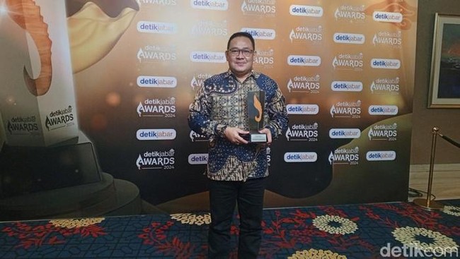Keberhasilan Pemerintah Kabupaten Sumedang dalam mengentaskan angka kemiskinan ekstrem membawa Kota Buludru mendapat penghargaan detikJabar Awards 2024.