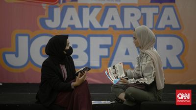 Lari dari Bayang-bayang PHK, Peluh Kelas Menengah Mencari Nafkah