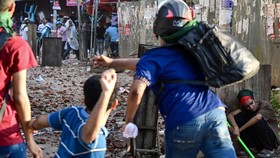 FOTO: Rusuh Pedemo Tolak Kuota PNS di Bangladesh, 5 Tewas